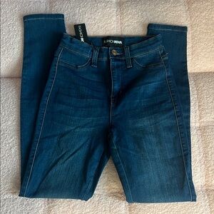 NWT - Fashion Nova - Super Stretch Skinny Jeans - Size 0